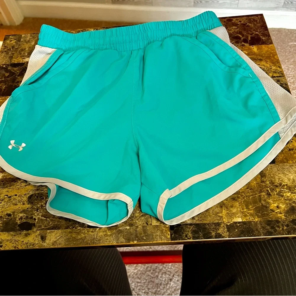 Under Armor Ladies Running Shorts w/inside. Vented‎ sides for airflow. Size-XS